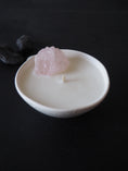Load image into Gallery viewer, RAW DREAM - ROSE QUARTZ WITH LAVENDER & LEMON AND ORGANIC DRIED ROSES MINI WHITE CANDLE