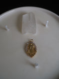 Load image into Gallery viewer, SPIRIT - SPIRIT PENDANT & CRYSTAL QUARTZ CRYSTAL SCENTED WHITE MIDDLE CANDLE
