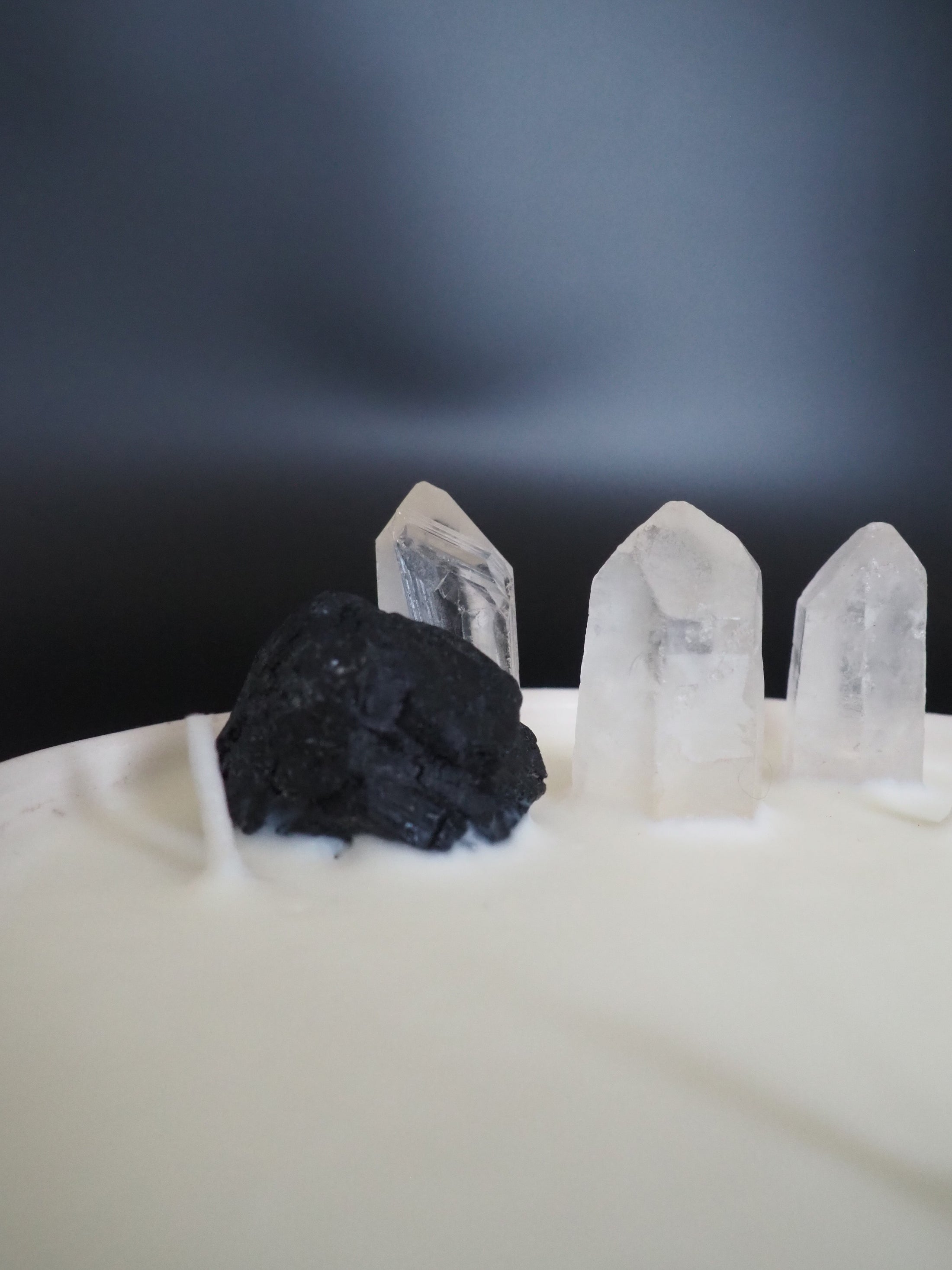 FEEL BALANCE - BLACK TOURMALINE & RAW CRYSTAL QUARTZ POINTER INFUSED SCENTED PETIT WHITE CANDLE