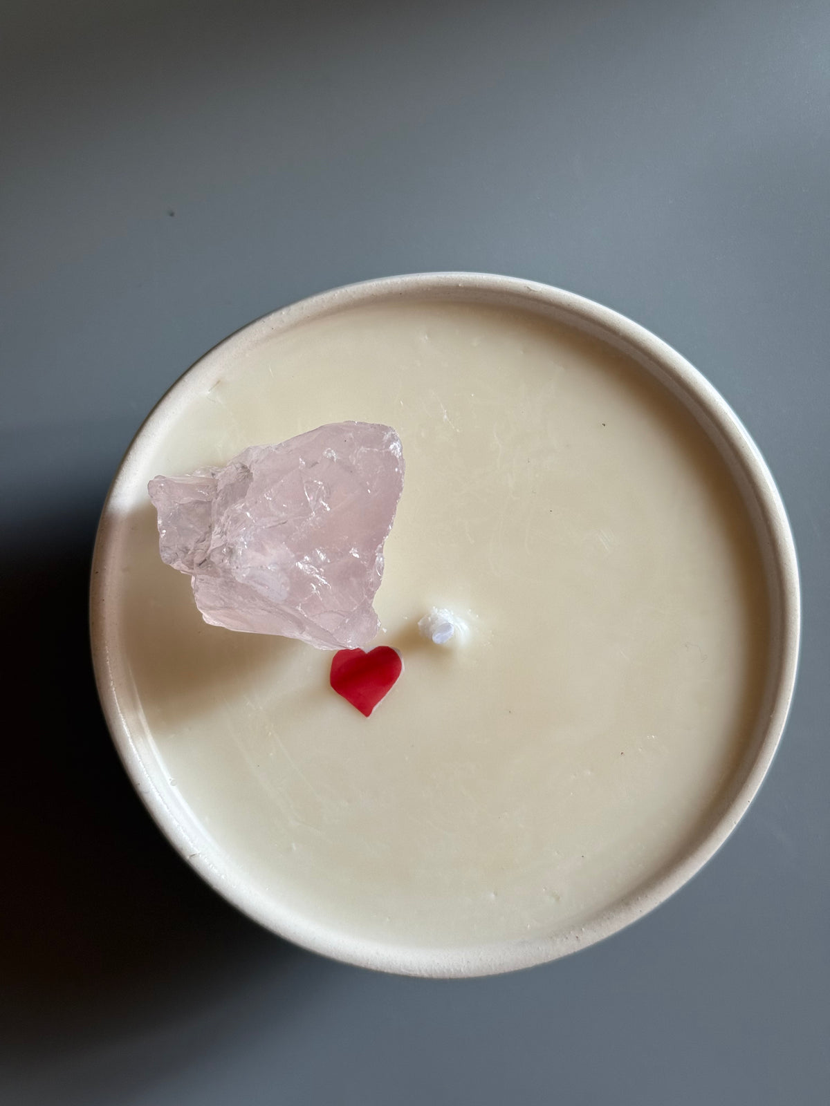 RAW DREAM - ROSE QUARTZ WITH A LITTLE HEART, LAVENDER & LEMON - MINI WHITE CANDLE