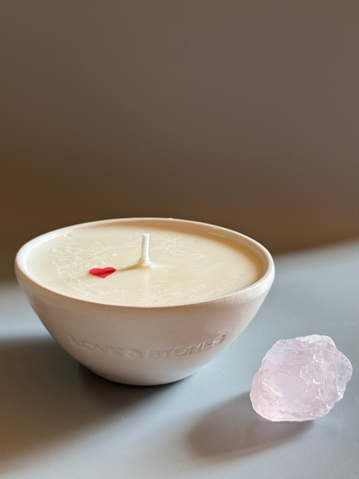 RAW DREAM - ROSE QUARTZ WITH A LITTLE HEART, LAVENDER & LEMON - MINI WHITE CANDLE