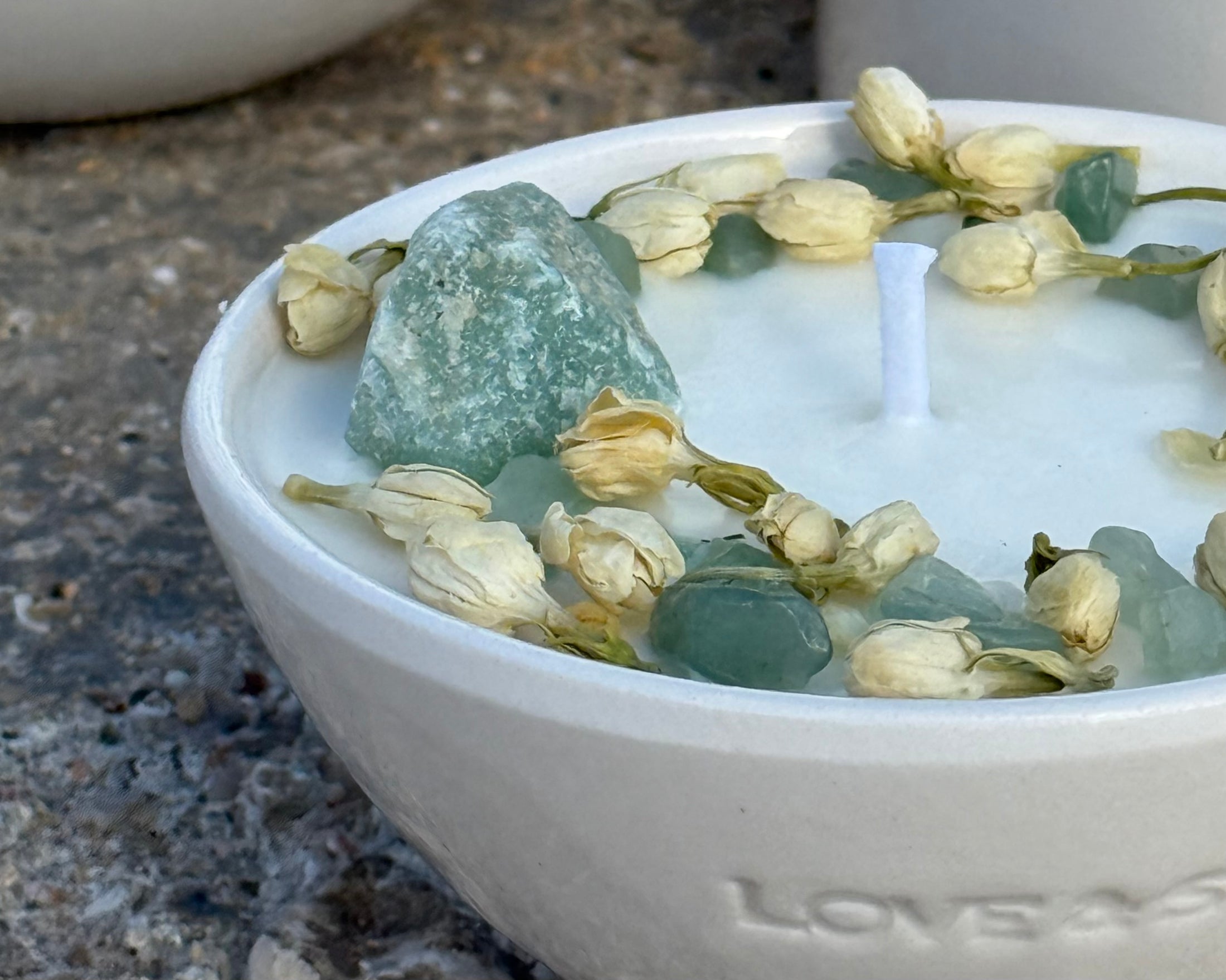 ESSENCE - GREEN AVENTURINE, SANDAL WOOD & CARDAMON SCENTED MINI WHITE CANDLE