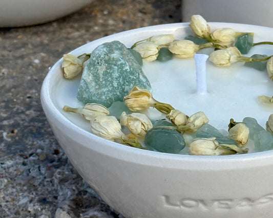 ESSENCE - GREEN AVENTURINE, SANDAL WOOD & CARDAMON SCENTED MINI WHITE CANDLE